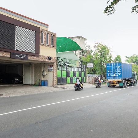 Oyo 1102 Griya Aisyah Syariah 1 Surabaya Exterior foto