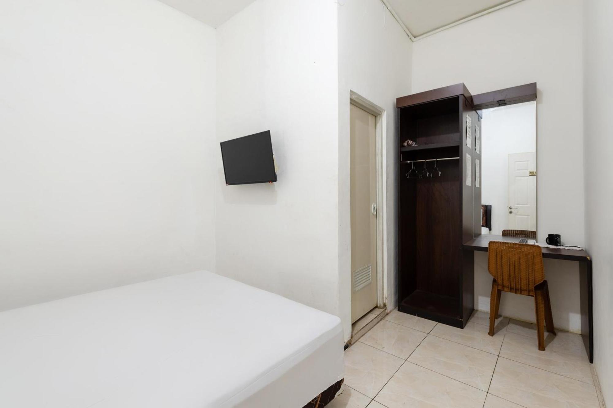 Oyo 1102 Griya Aisyah Syariah 1 Surabaya Exterior foto