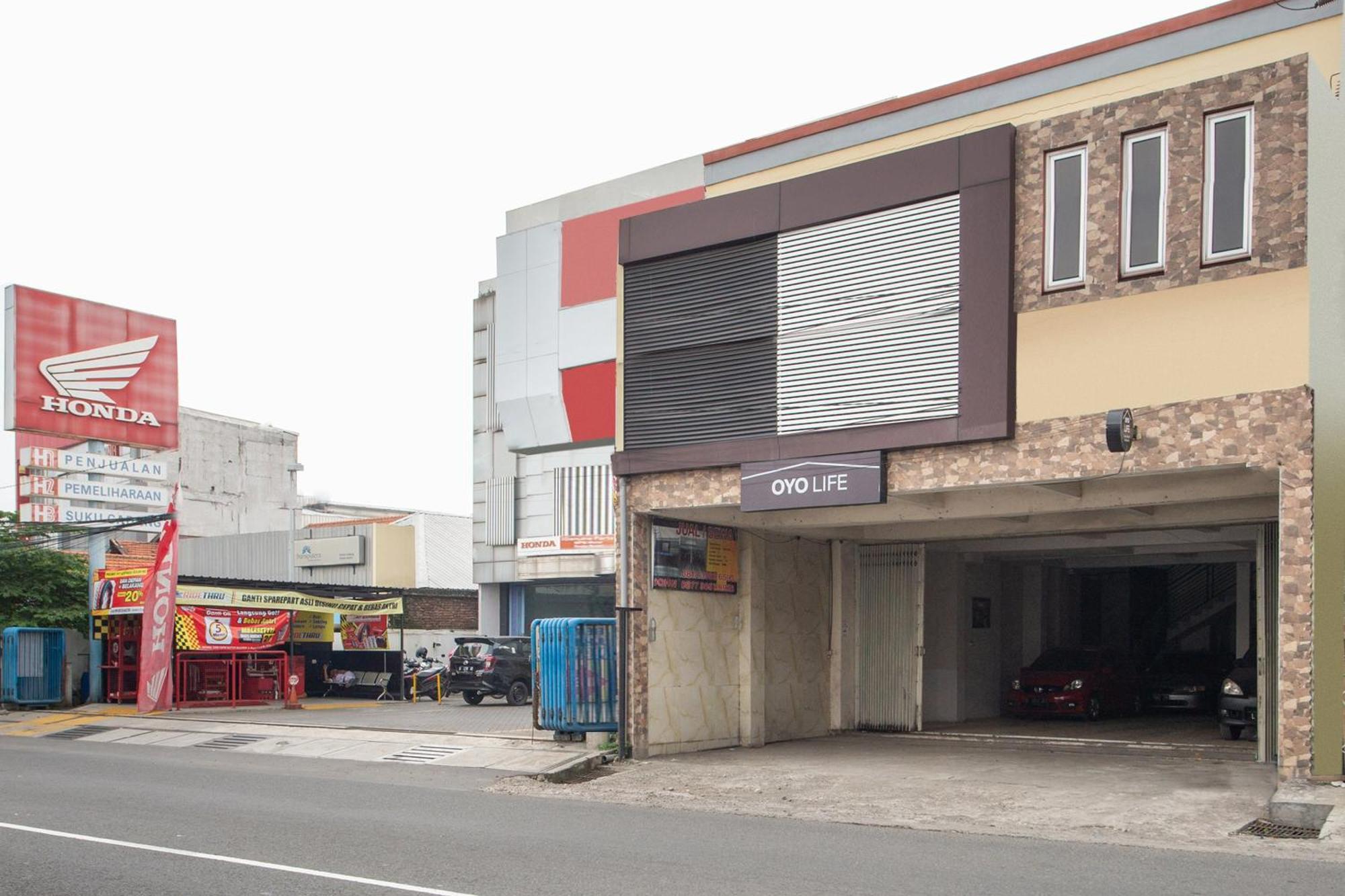 Oyo 1102 Griya Aisyah Syariah 1 Surabaya Exterior foto