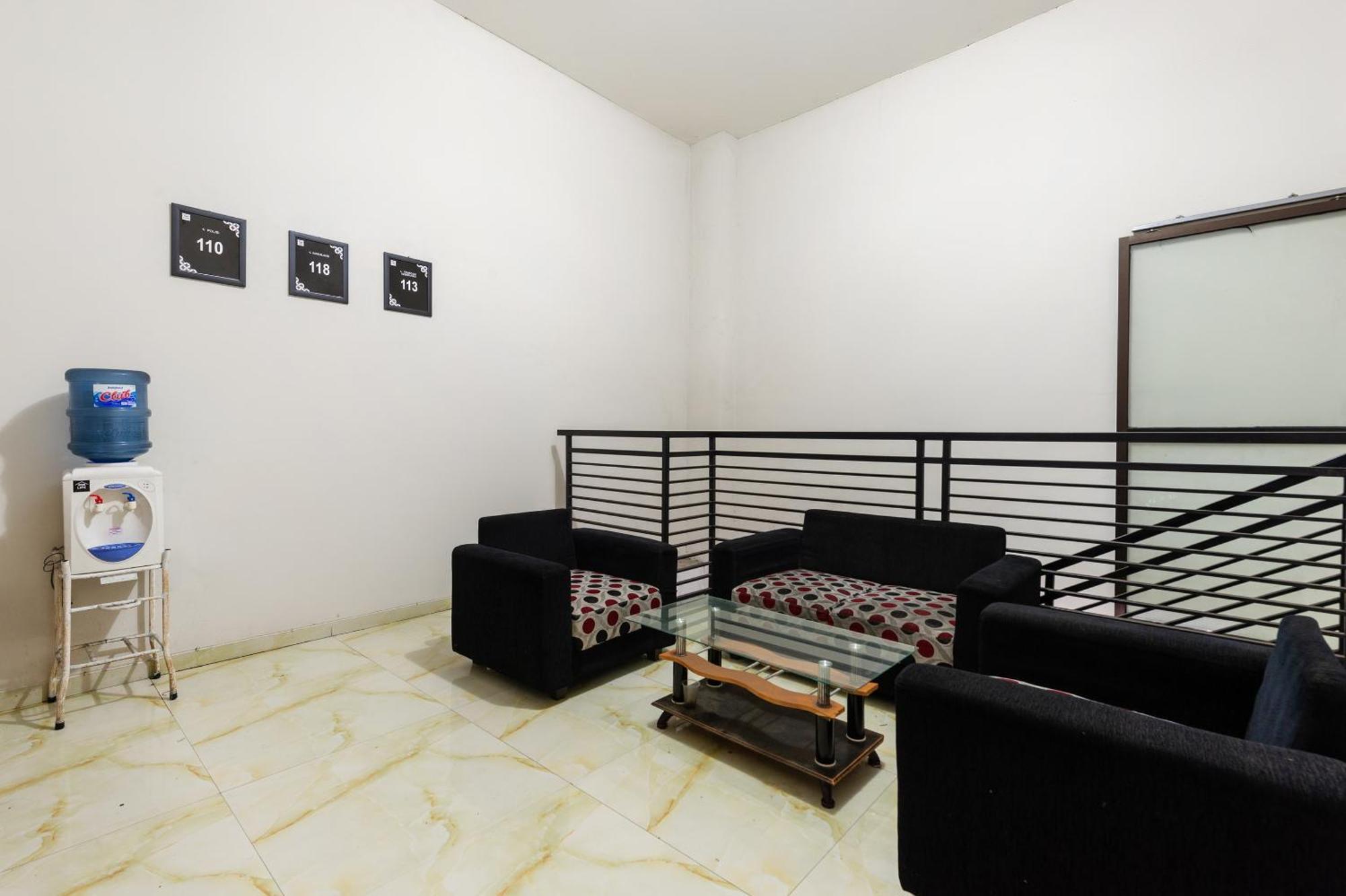 Oyo 1102 Griya Aisyah Syariah 1 Surabaya Exterior foto